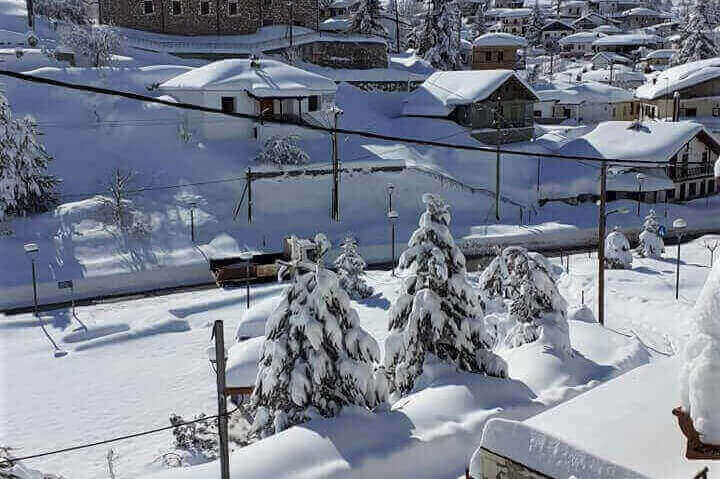 Εντυπωσιακές εικόνες μετά το πέρασμα του χιονιά από την ηπειρωτική χώρα (02/03/2022)